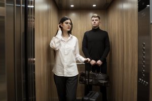 Kobieta i mężczyzna w windzie