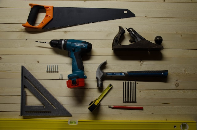 narzędzia budowalne na stole
