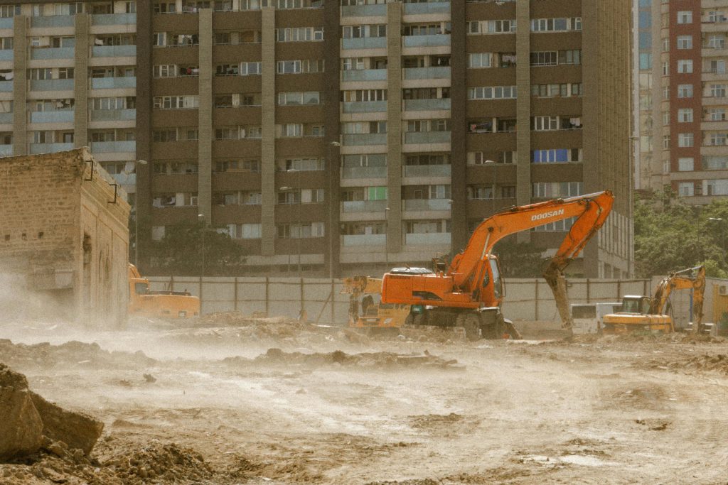 Duża koparka która jest dobra na duże place budowy w innych przypadkach lepiej rozważyć wynajem minikoparki kraków