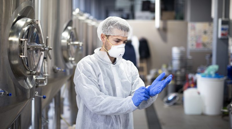 Pracownik przygotowujący się do czyszczenia z użyciem technologii Mopclin System w zakładzie przemysłowym